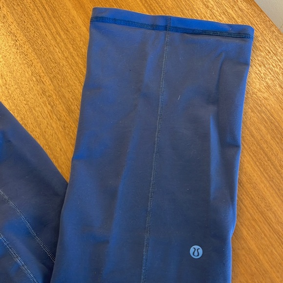 Lululemon size 4 with zipper at the front - Picture 3 of 8
